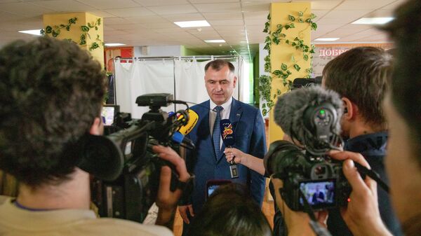 Кандидат на пост президента Южной Осетии Алан Гаглоев во время пресс-подхода на избирательном участке №23 в Цхинвале