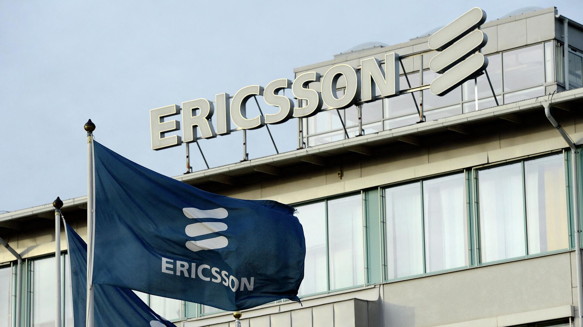 Логотип компании Ericsson на здании штаб-квартиры в пригороде Стокгольма, Швеция - РИА Новости, 1920, 15.12.2022