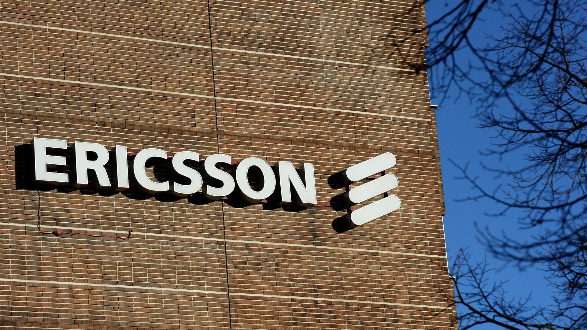 Логотип компании Ericsson на здании штаб-квартиры в пригороде Стокгольма, Швеция - РИА Новости, 1920, 11.04.2022