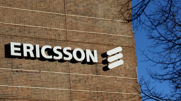 Логотип компании Ericsson на здании штаб-квартиры в пригороде Стокгольма, Швеция