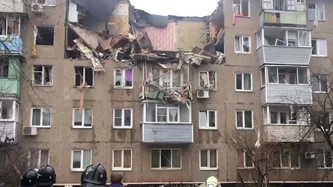 Сотрудники Мособлпожспаса у жилого дома в Ступино, в котором произошел взрыв бытового газа