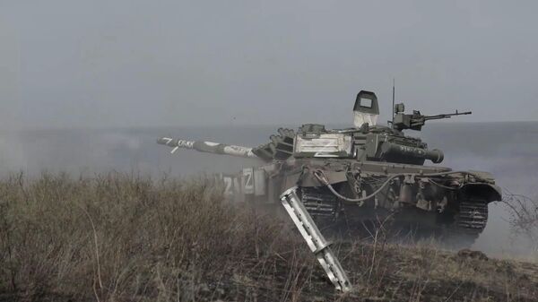 Танк Западного военного округа во время боевых действий в Харьковской области. Скриншот видео