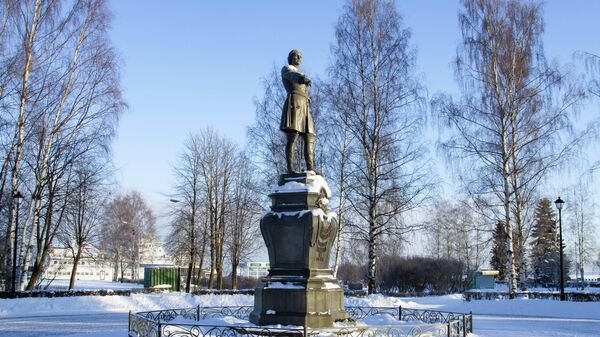 Памятник Петру I, расположенный в центре Петровского сквера Петрозаводска