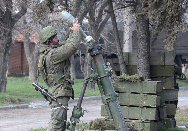 Военнослужащий НМ ДНР на передовой линии в Левобережном районе Мариуполя