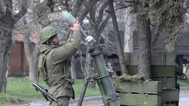 Военнослужащий НМ ДНР на передовой линии в Левобережном районе Мариуполя