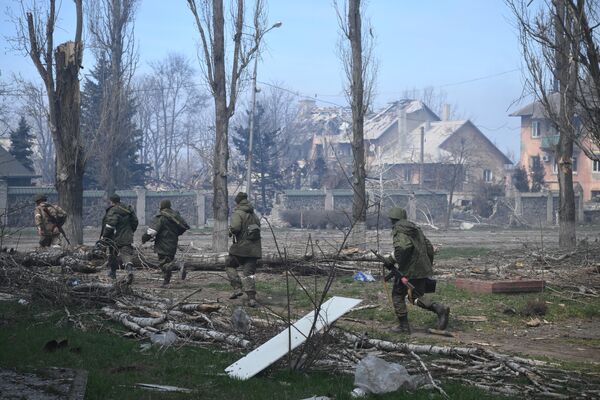 Военнослужащие НМ ДНР на передовой линии в Левобережном районе Мариуполя