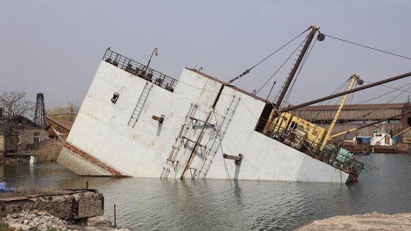 Уничтоженное оборудование в морском рыбном порту в Мариуполе