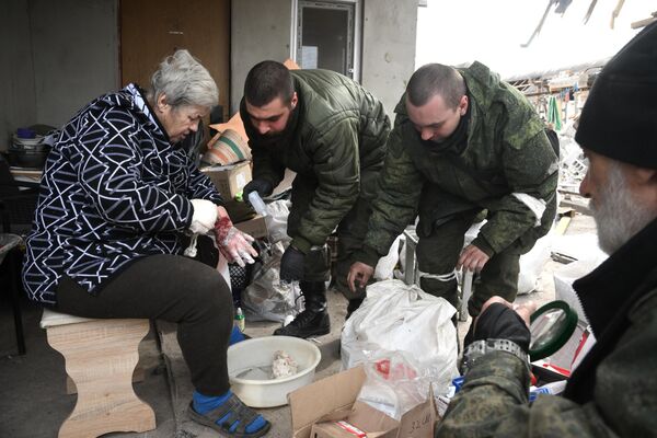 Военные медики НМ ДНР обрабатывают раны жительнице Левобережного района Мариуполя