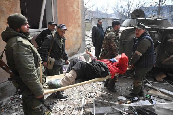 Военнослужащие НМ ДНР помогают эвакуироваться жителю Мариуполя Донецкой Народной Республики