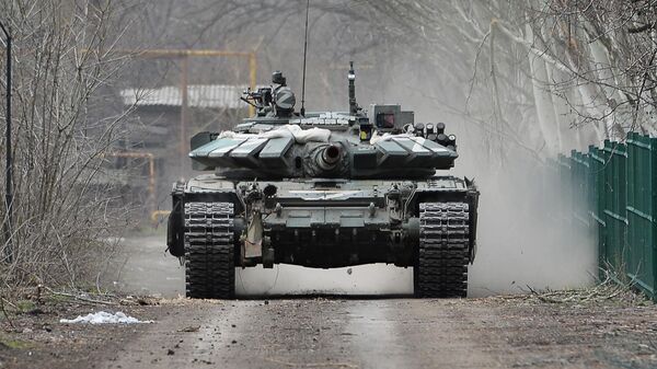 Танк российских вооруженных сил в районе населенного пункта Попасная в ЛНР
