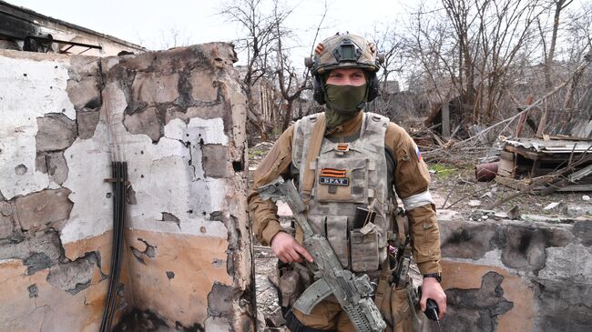 Боец полка полиции специального назначения имени Ахмата Кадырова в населенном пункте Попасная в ЛНР.