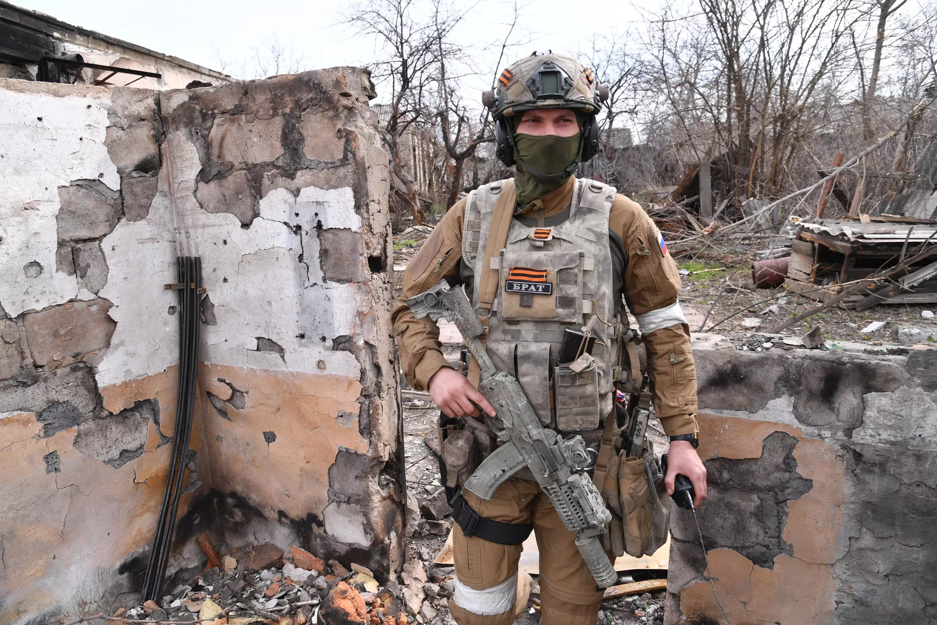 Боец полка полиции специального назначения имени Ахмата Кадырова в населенном пункте Попасная в ЛНР. Боец полка полиции специального назначения имени Ахмата Кадырова в населенном пункте Попасная в ЛНР. - РИА Новости, 1920, 16.03.2023