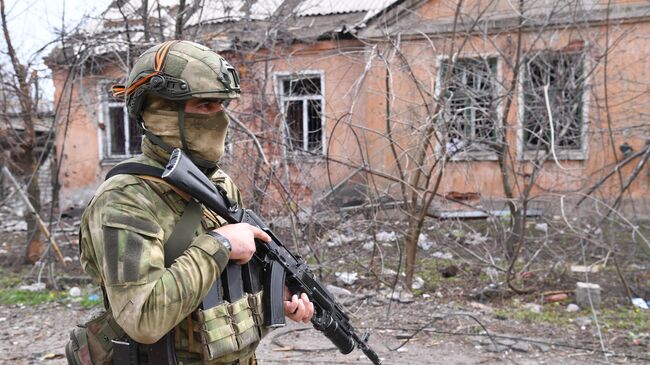 Боец полка полиции специального назначения имени Ахмата Кадырова в населенном пункте Попасная в ЛНР. 