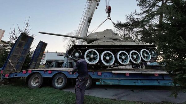 Демонтаж памятника советскому танку в Мукачеве в Закарпатской области Украины