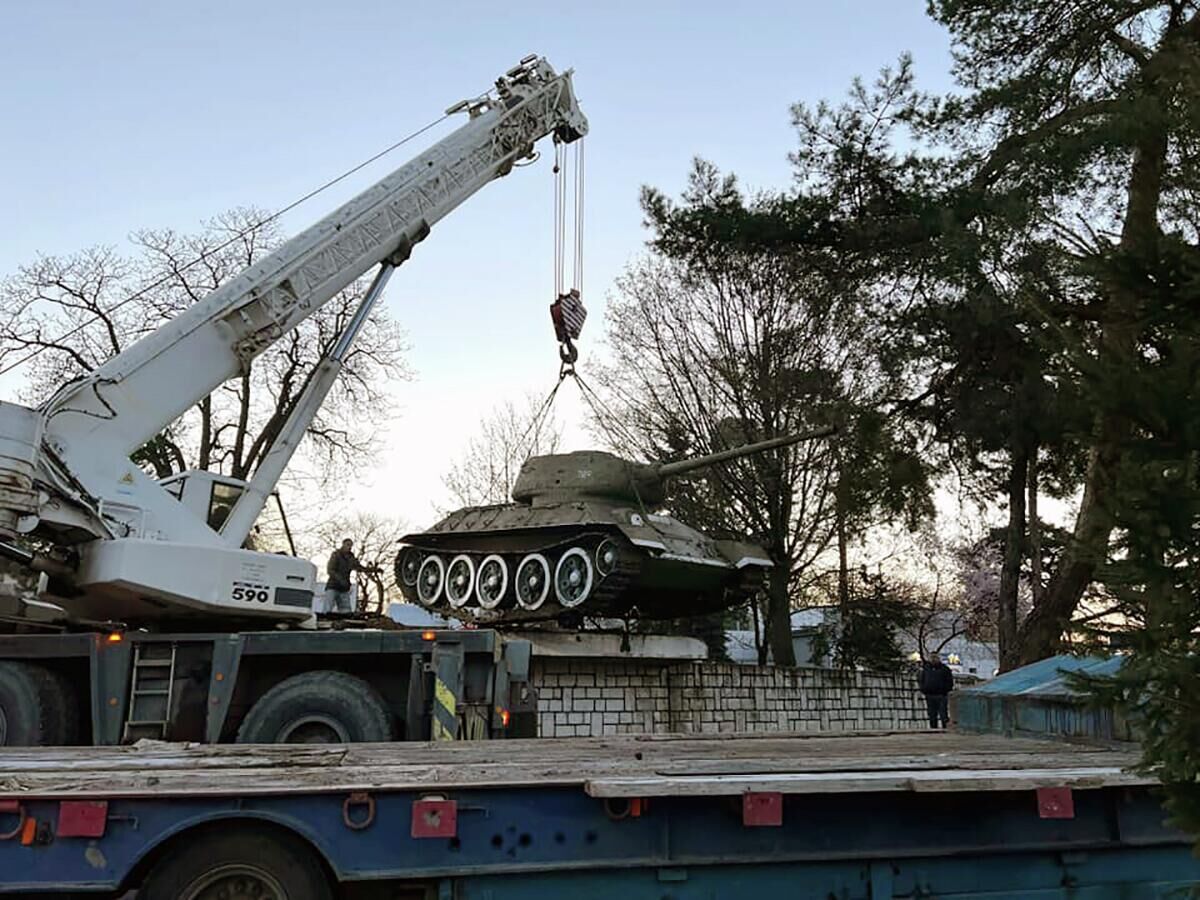 Демонтаж памятника советскому танку в Мукачеве в Закарпатской области Украины - РИА Новости, 1920, 11.04.2022