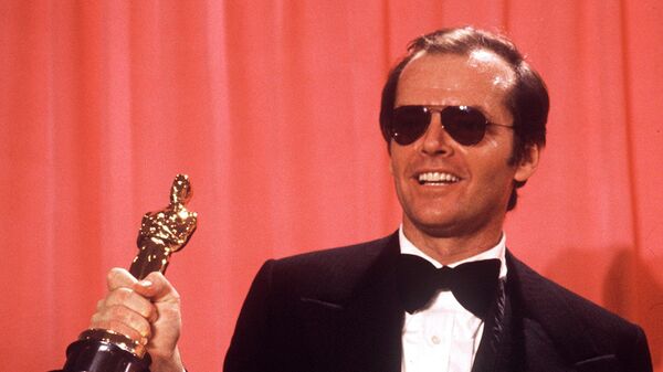 Актер Джек Николсон с Оскаром за лучшую мужскую роль в фильме Пролетая над гнездом кукушки в Лос-Анджелесе. 30 марта 1975 года