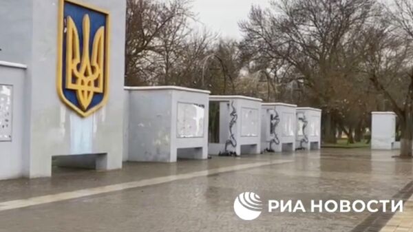  Жители Херсона демонтировали мемориал Слава Украине
