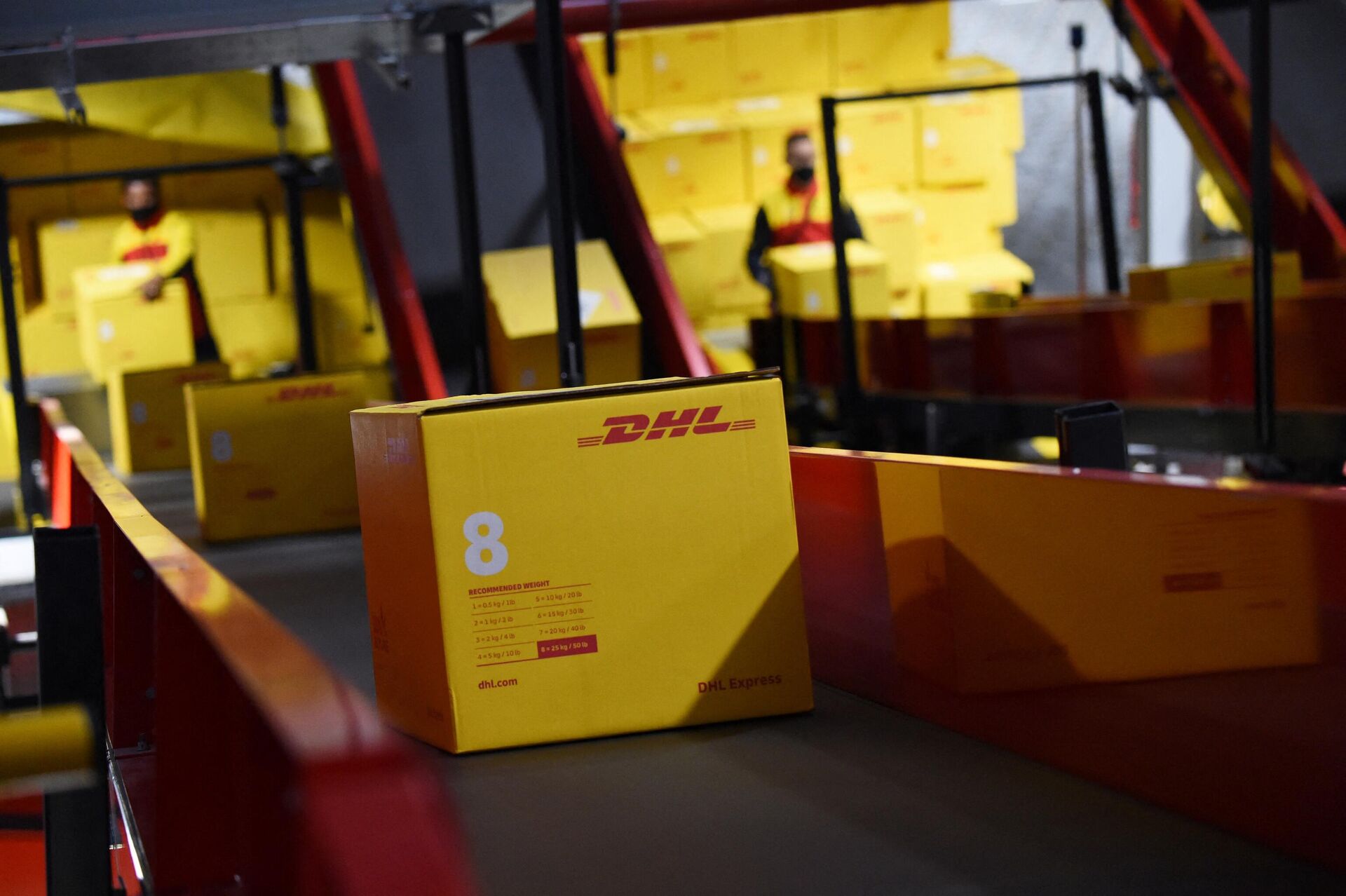 Работа курьерской службы DHL Express в аэропорту Шарль-де-Голль, Париж  - РИА Новости, 1920, 11.04.2022