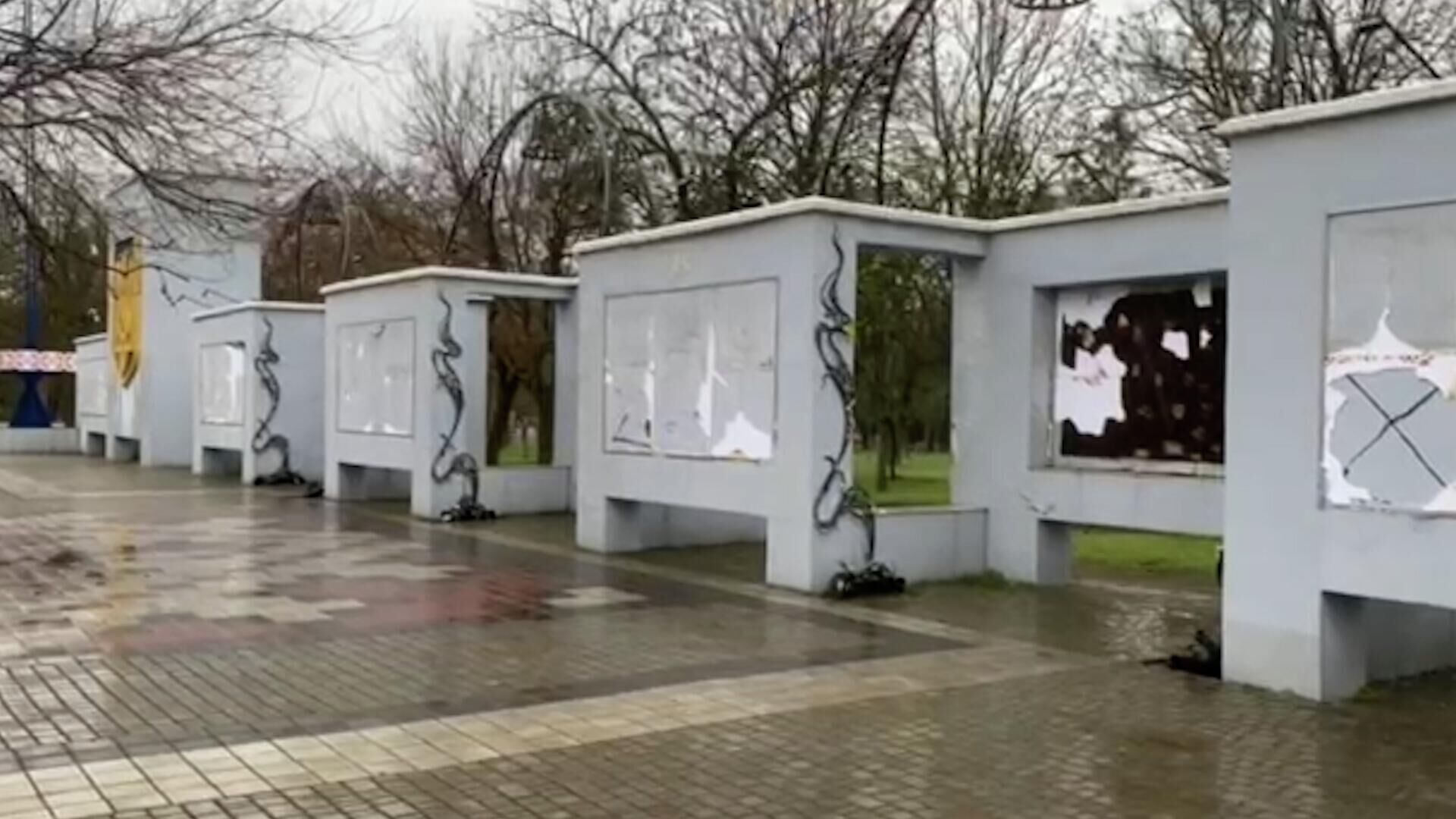 Демонтированный в Херсоне мемориал Слава Украине - РИА Новости, 1920, 11.04.2022