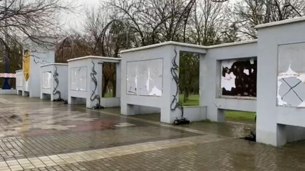 Демонтированный в Херсоне мемориал Слава Украине