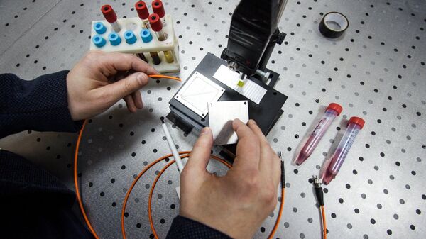 Экспериментальный прибор для спектроскопии крови в НИЛ-96