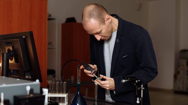 Иван Братченко, работа с прибором для спектроскопии крови 