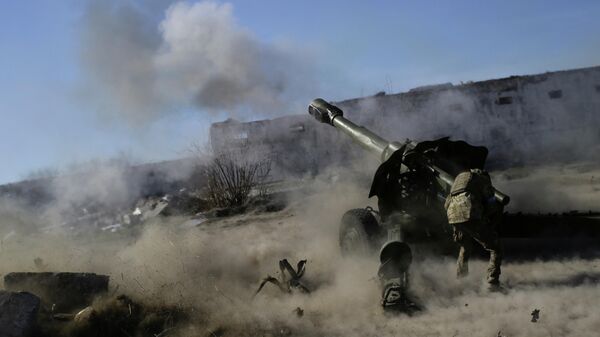Военнослужащий Украины ведет огонь из гаубицы
