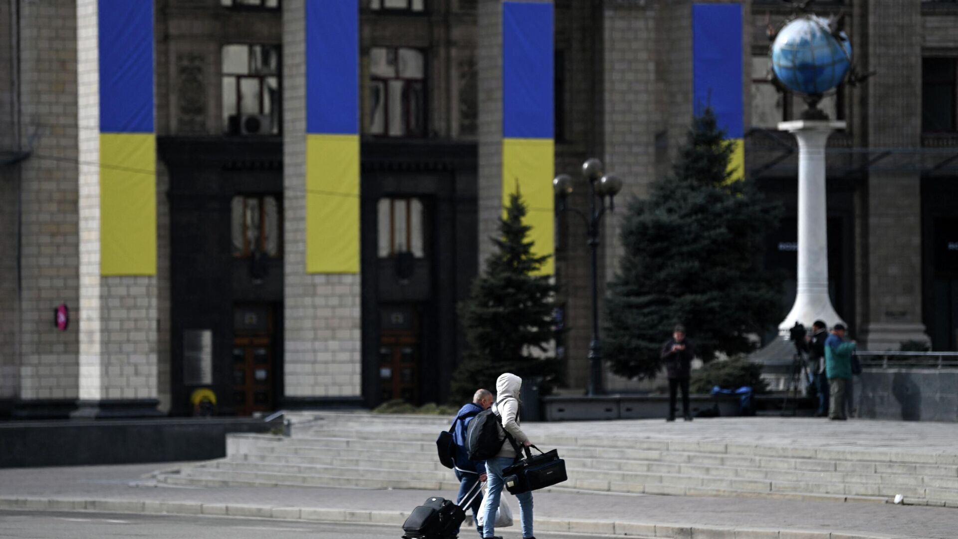 Люди с чемоданами в центре Киева  - РИА Новости, 1920, 12.04.2022