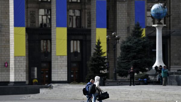 Люди с чемоданами в центре Киева 