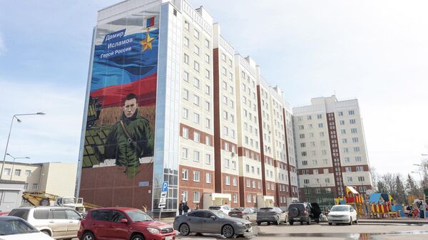 Мурал в память о Герое России Дамире Исламове на фасаде одного из жилых домов во 2-м Военном городке в Казани