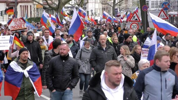 Сотни человек вышли на улицы Франкфурта-на-Майне против русофобии