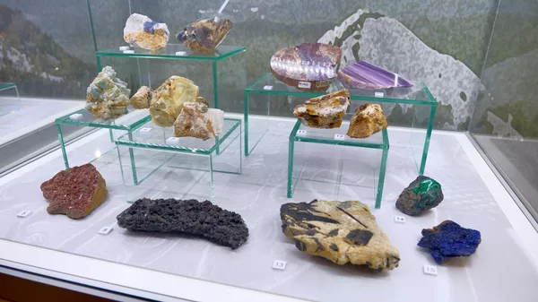 Коллекция минералов и горных пород в экспозиции Государственного исторического музея Южного Урала