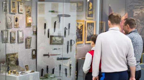 Посетители в музее изделий Златоустовской оружейной фабрики