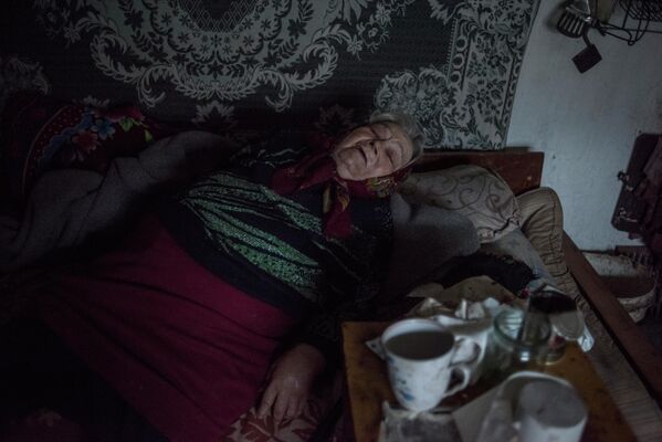 Женщина в доме в поселке Саханка Донецкой области. 