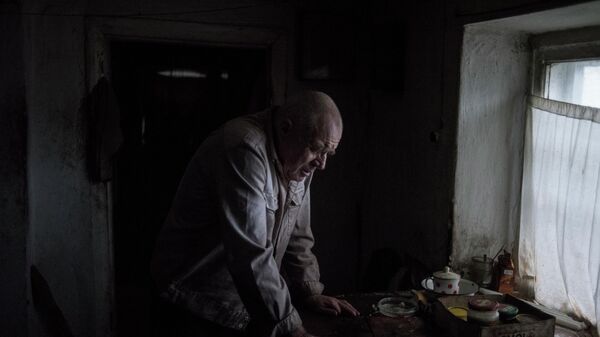 Мужчина в доме в поселке Саханка Донецкой области