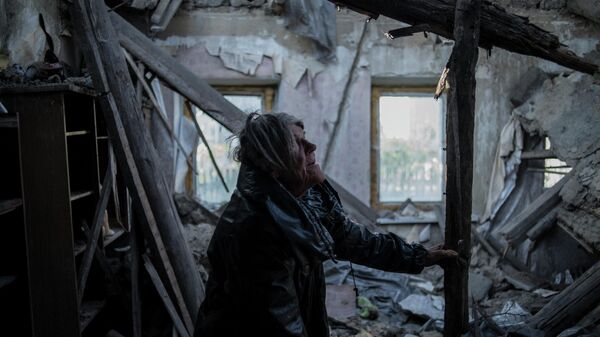 Жительница пострадавшего во время обстрела поселка Старомихайловка Донецкой области 