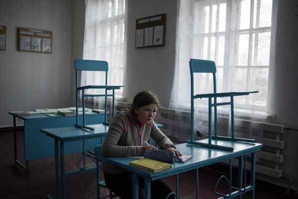 Девочка за партой в школе поселка Саханка Донецкой области. 