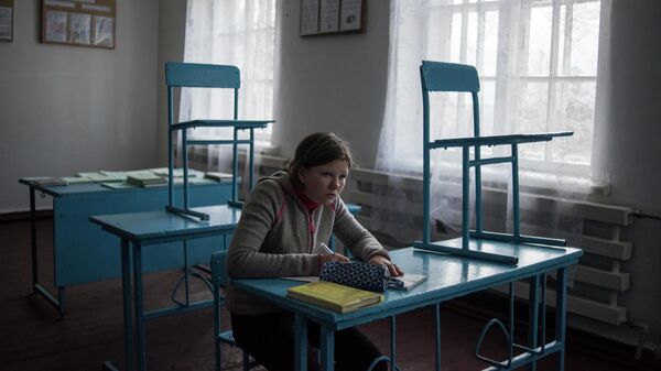 Девочка за партой в школе поселка Саханка Донецкой области