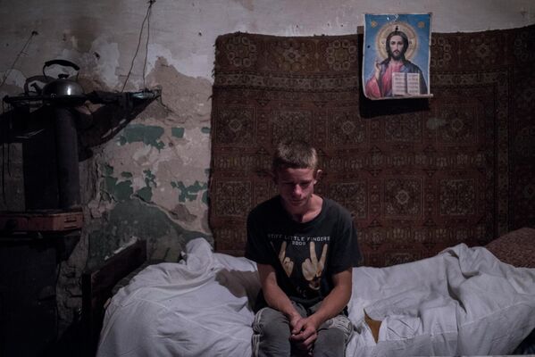 Подросток в одной из комнат разрушенной средней школы поселка Шахты 6-7, ставшей убежищем для местных жителей.