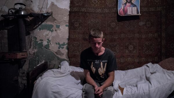 Подросток в одной из комнат разрушенной средней школы поселка Шахты 6-7, ставшей убежищем для местных жителей.
