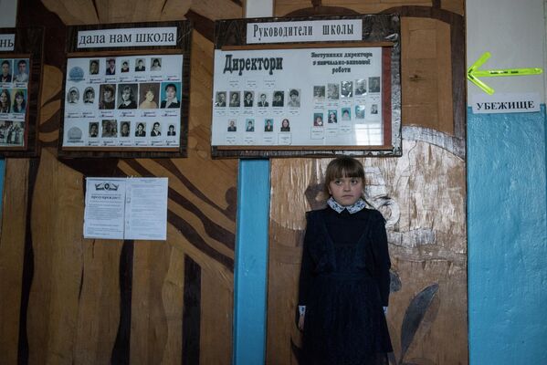Девочка в школе поселка Саханка Донецкой области.