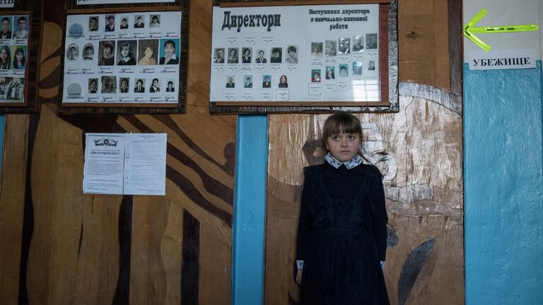 Девочка в школе поселка Саханка Донецкой области.