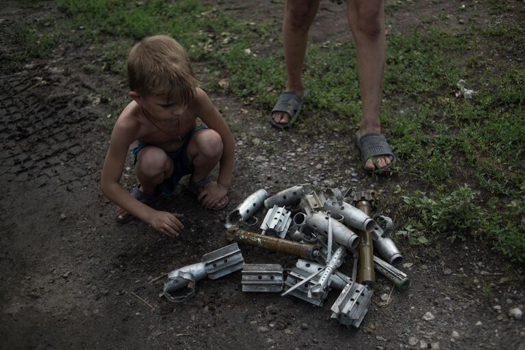 Дети играют боеприпасами в Горловке.