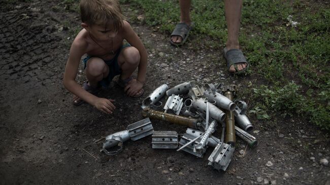 Дети играют боеприпасами в Горловке.