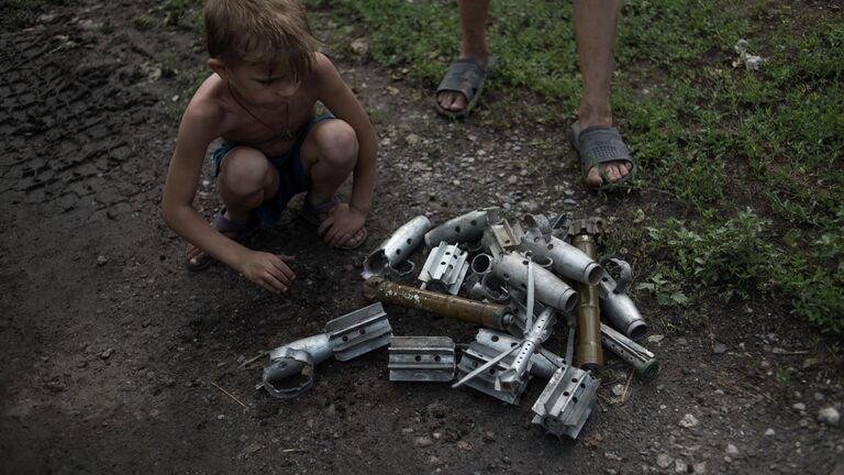 Дети играют боеприпасами в Горловке.