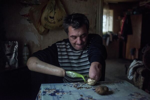 Мужчина в своем доме в поселке Гурты Донецкой области.
