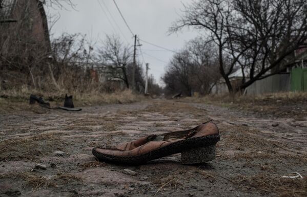 Туфля на дороге в Киевском районе Донецка.