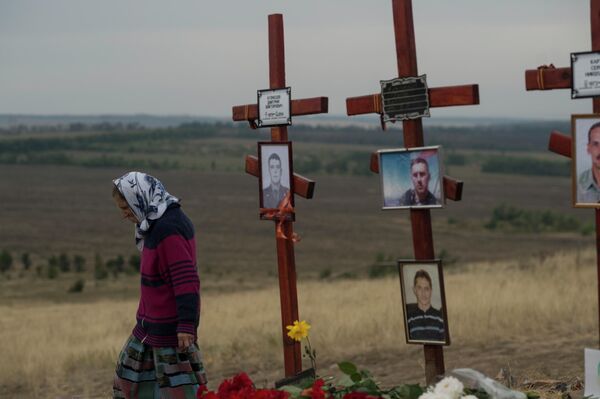Участница торжественных мероприятий, посвященных празднованию Дня освобождения Донбасса от фашистских захватчиков, у могил бойцов ополчения, погибших летом 2014 года, на кургане Саур-Могила в Донецкой области.