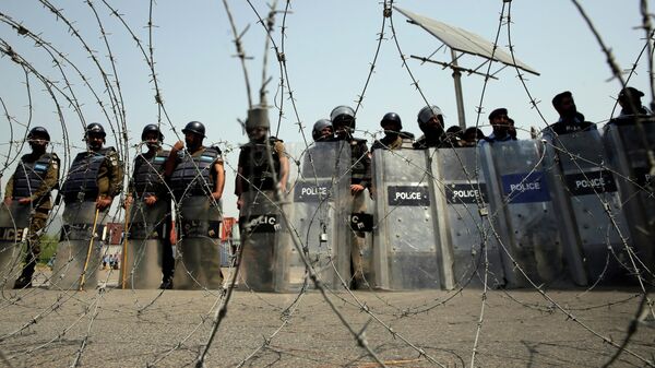 Сотрудники правоохранительных органов во время акции протеста в поддержку Имрана Хана в Исламабаде, Пакистан