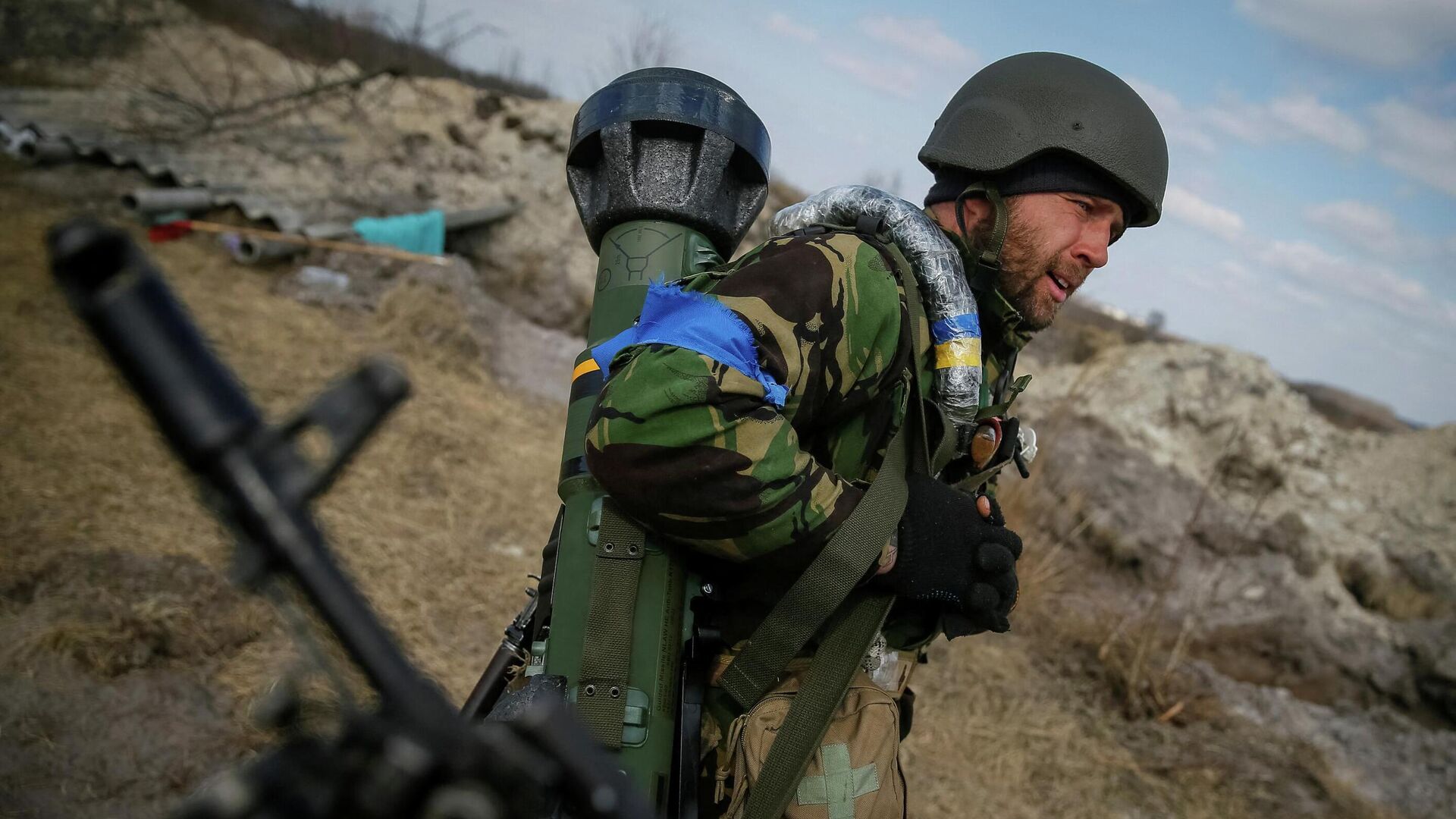 Военнослужащий ВСУ с противотанковым ракетным комплексом NLAW в Киевской области - РИА Новости, 1920, 11.04.2022